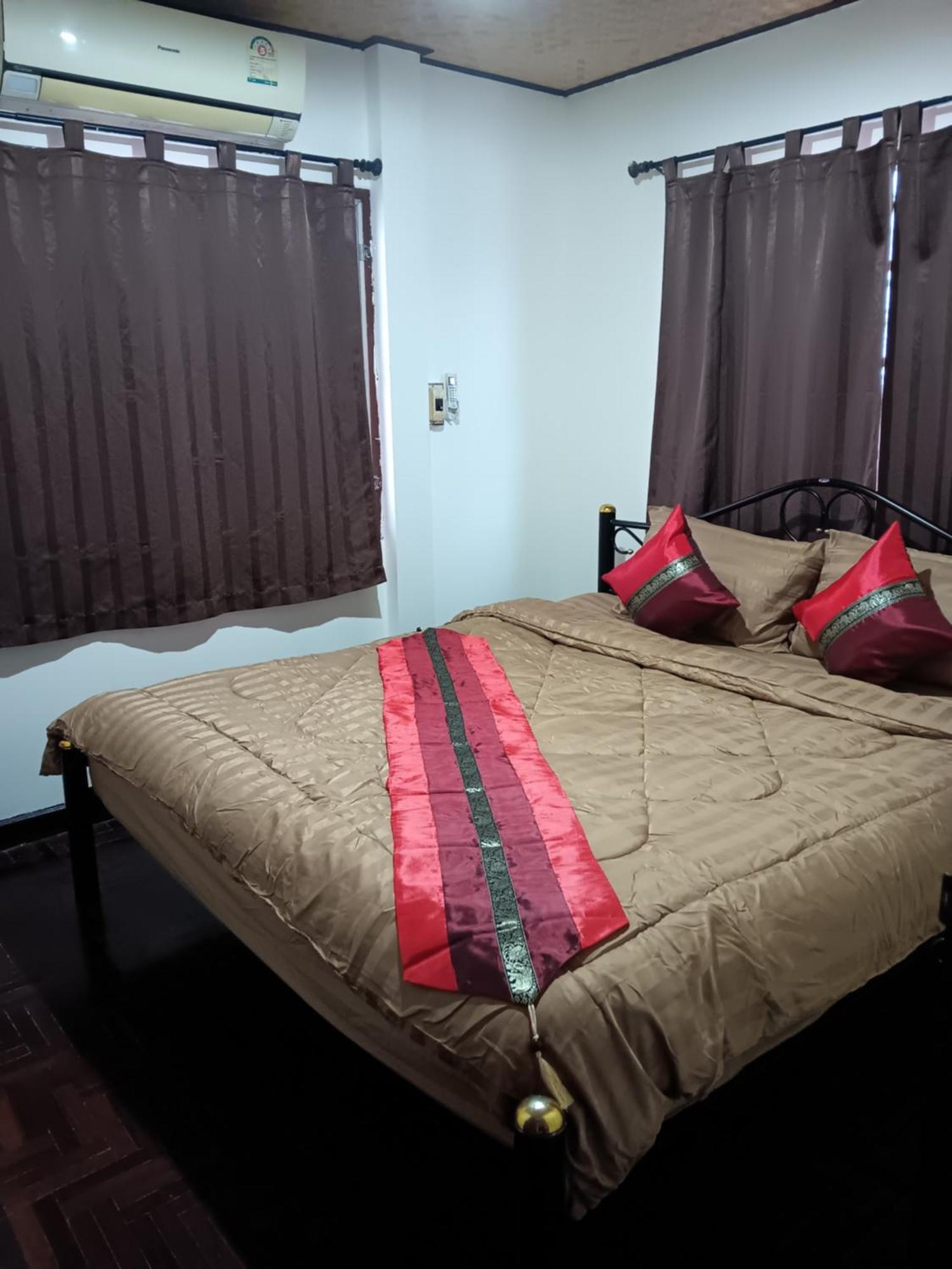 Hug Glur House Tour And Hostel (Adults Only) Chiang Mai Esterno foto
