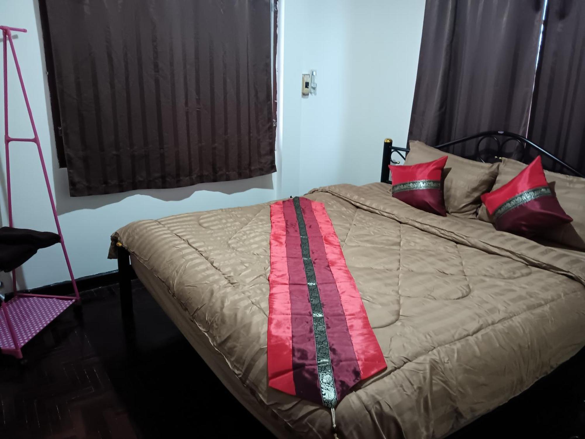 Hug Glur House Tour And Hostel (Adults Only) Chiang Mai Esterno foto