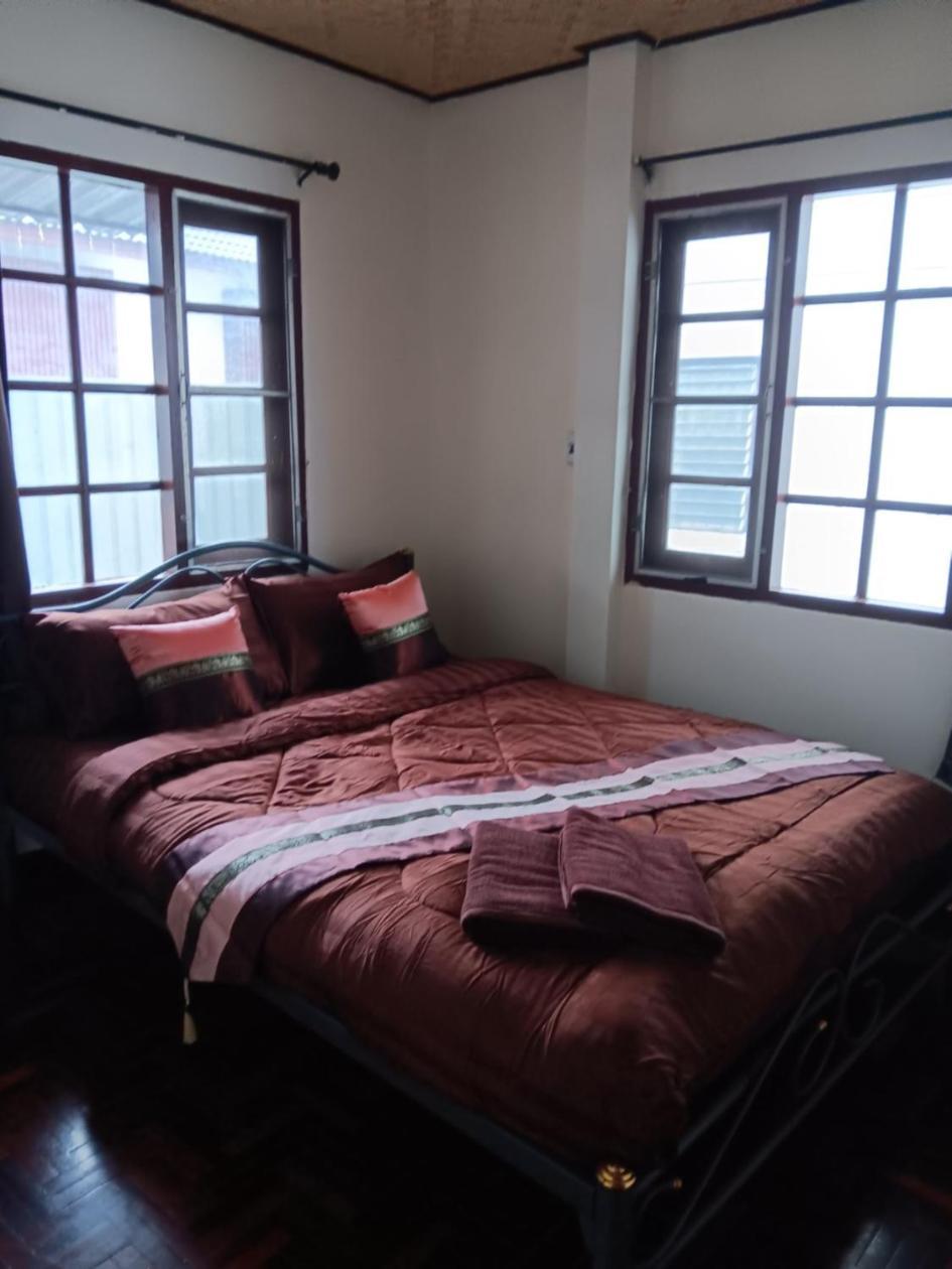 Hug Glur House Tour And Hostel (Adults Only) Chiang Mai Esterno foto