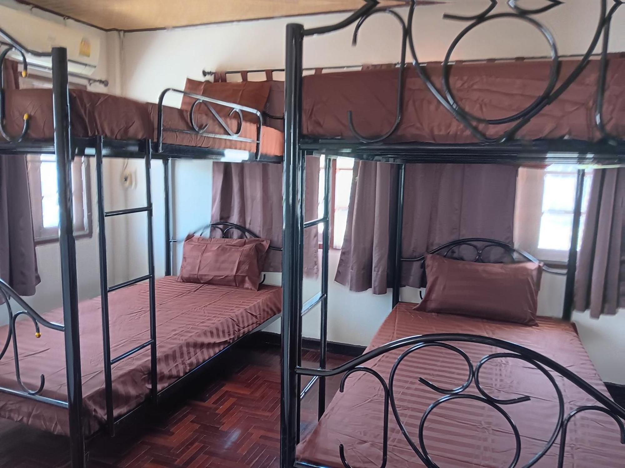 Hug Glur House Tour And Hostel (Adults Only) Chiang Mai Esterno foto