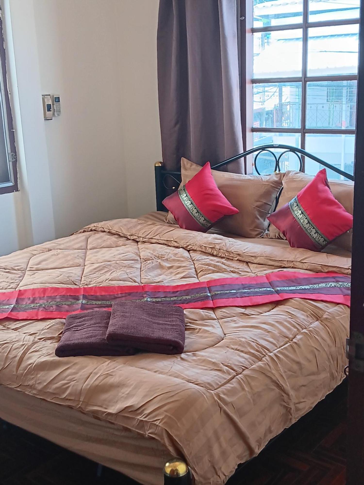 Hug Glur House Tour And Hostel (Adults Only) Chiang Mai Esterno foto