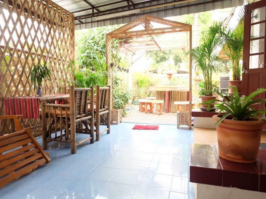Hug Glur House Tour And Hostel (Adults Only) Chiang Mai Esterno foto