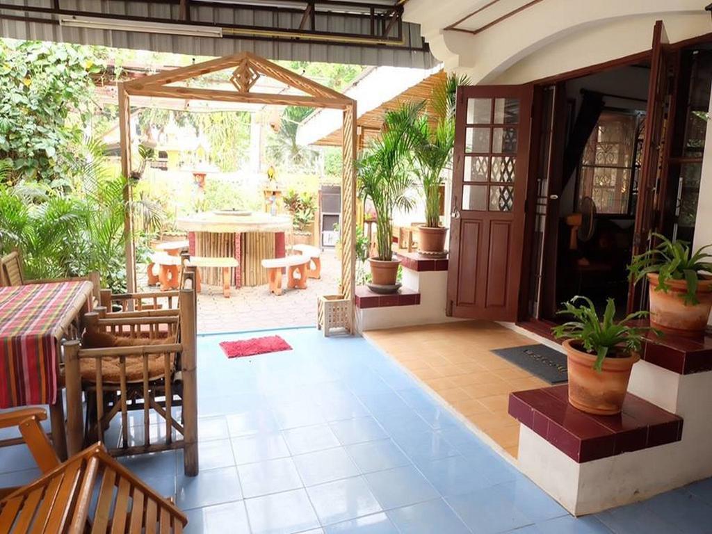 Hug Glur House Tour And Hostel (Adults Only) Chiang Mai Esterno foto